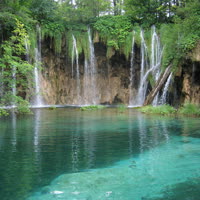 Plitvička Jezera je prekrasan nacionalni park smješten u Hrvatskoj.