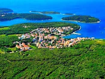 Banjole is a charming coastal town located on the southern tip of the Istrian Peninsula in Croatia.