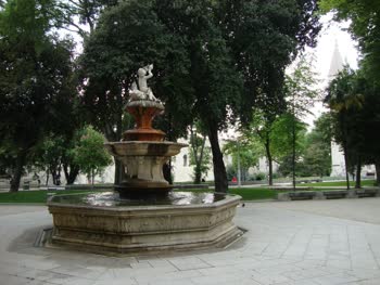 Strossmayer Park in Split is a charming green oasis in the heart of the town, offering a peaceful retreat with beautiful trees, benches, and a lovely fountain.
