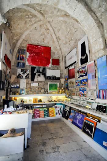 Vapor gallery, situated in Korcula, offers a unique experience with its exquisite collection of vaporizers and accessories. Discover the perfect device to enhance your vaping journey.